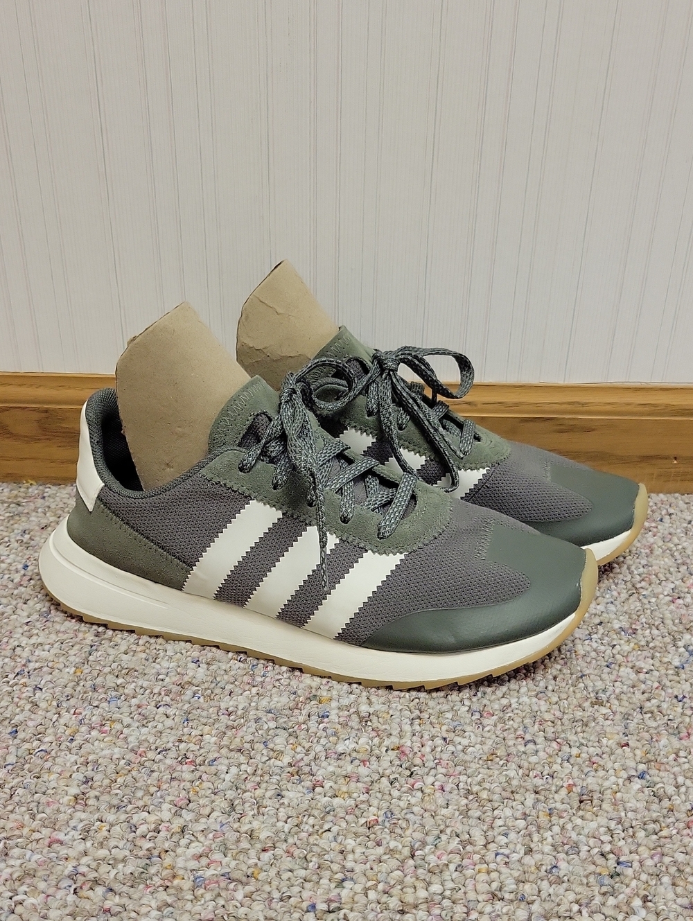 adidas Flashback Olive Green & White Casual Runner Sneakers 8.5 Athleisure Gym